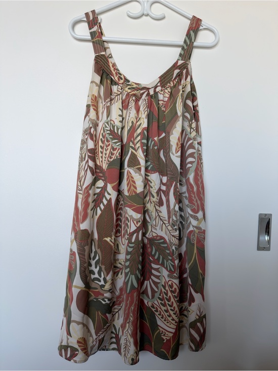 Reitmans Dresses & Skirts - Reitmans Tropical Leaf Print flowy Sundress - size M
